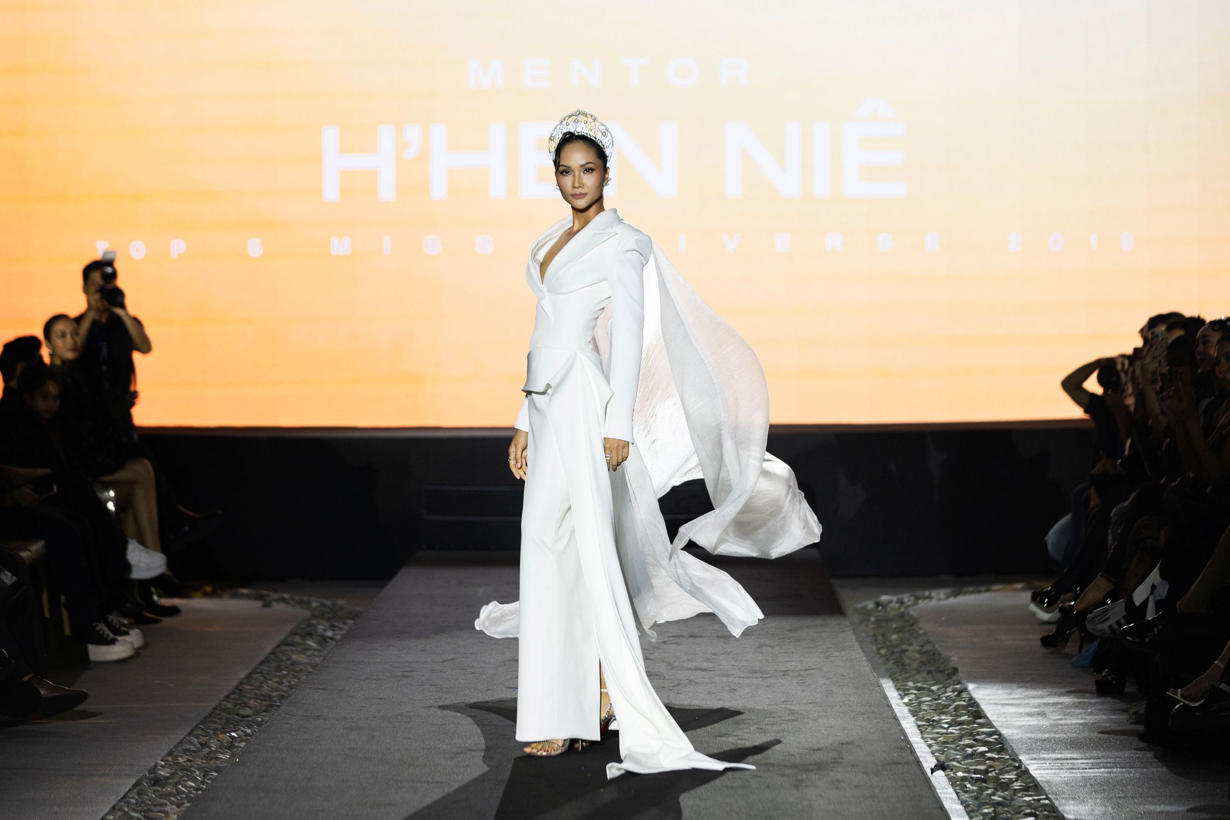 5. Mentor H'Hen Niê khoe vẻ đẹp thanh thoát trong sắc trắng tinh khôi.jpeg