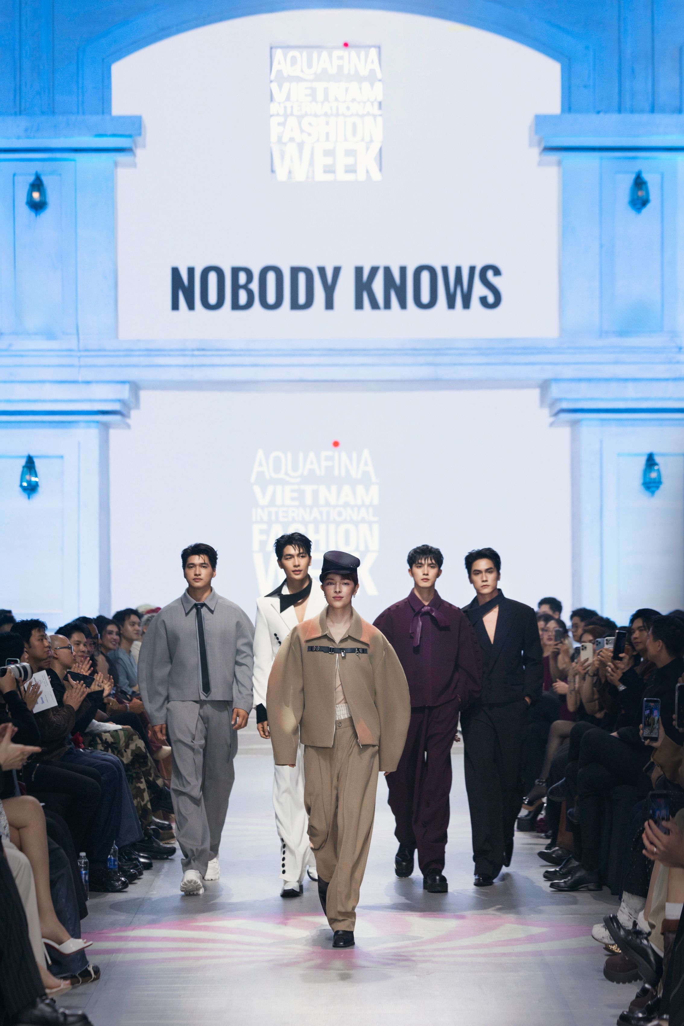 6. Giám đốc Sáng tạo Kelbin Lei và _F4 Điện Ảnh_ khép lại show diễn với khoảnh khắc _bùng nổ visual_ khi cùng nhau sải bước trên đường runway của AVIFW 21st Edition 2026 (1).jpeg
