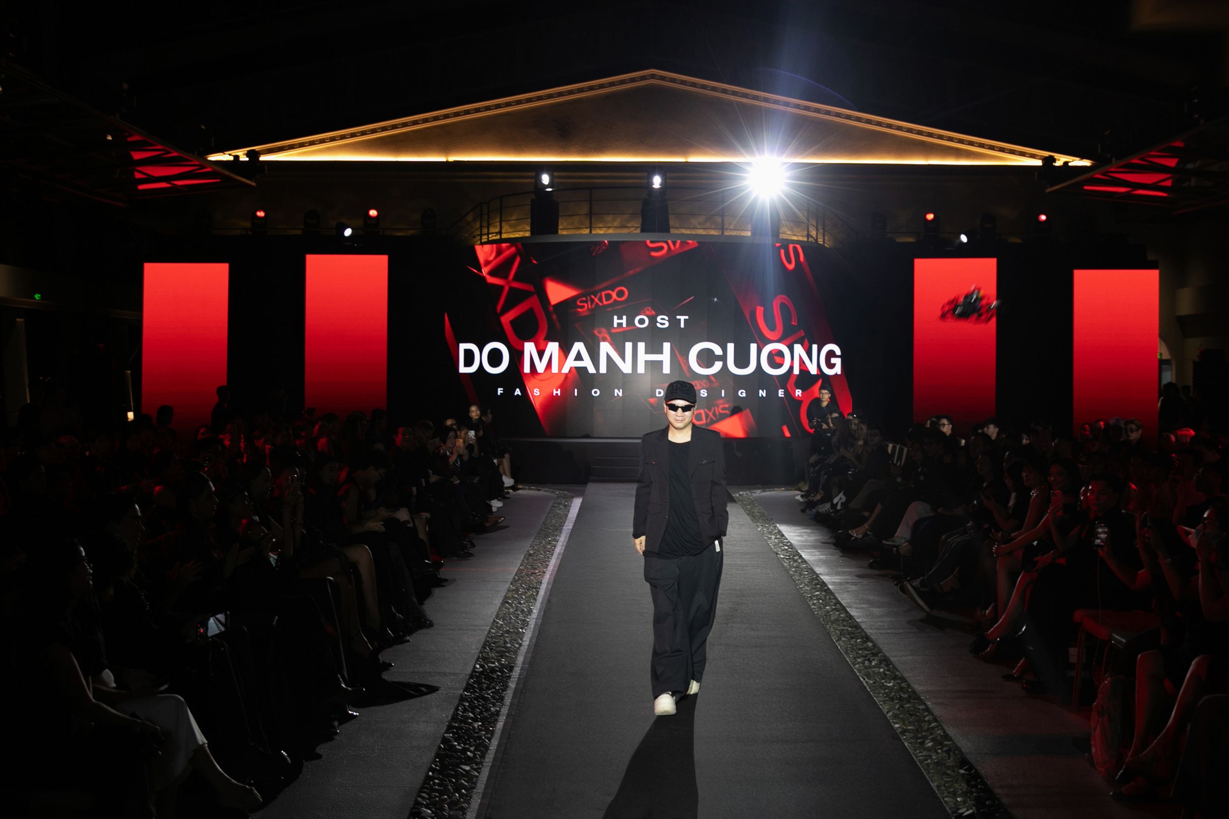 6. Host Đỗ Mạnh Cường với giao diện signature _tông đen_ quyền lực tại Họp báo The Face Vietnam 2026.jpeg