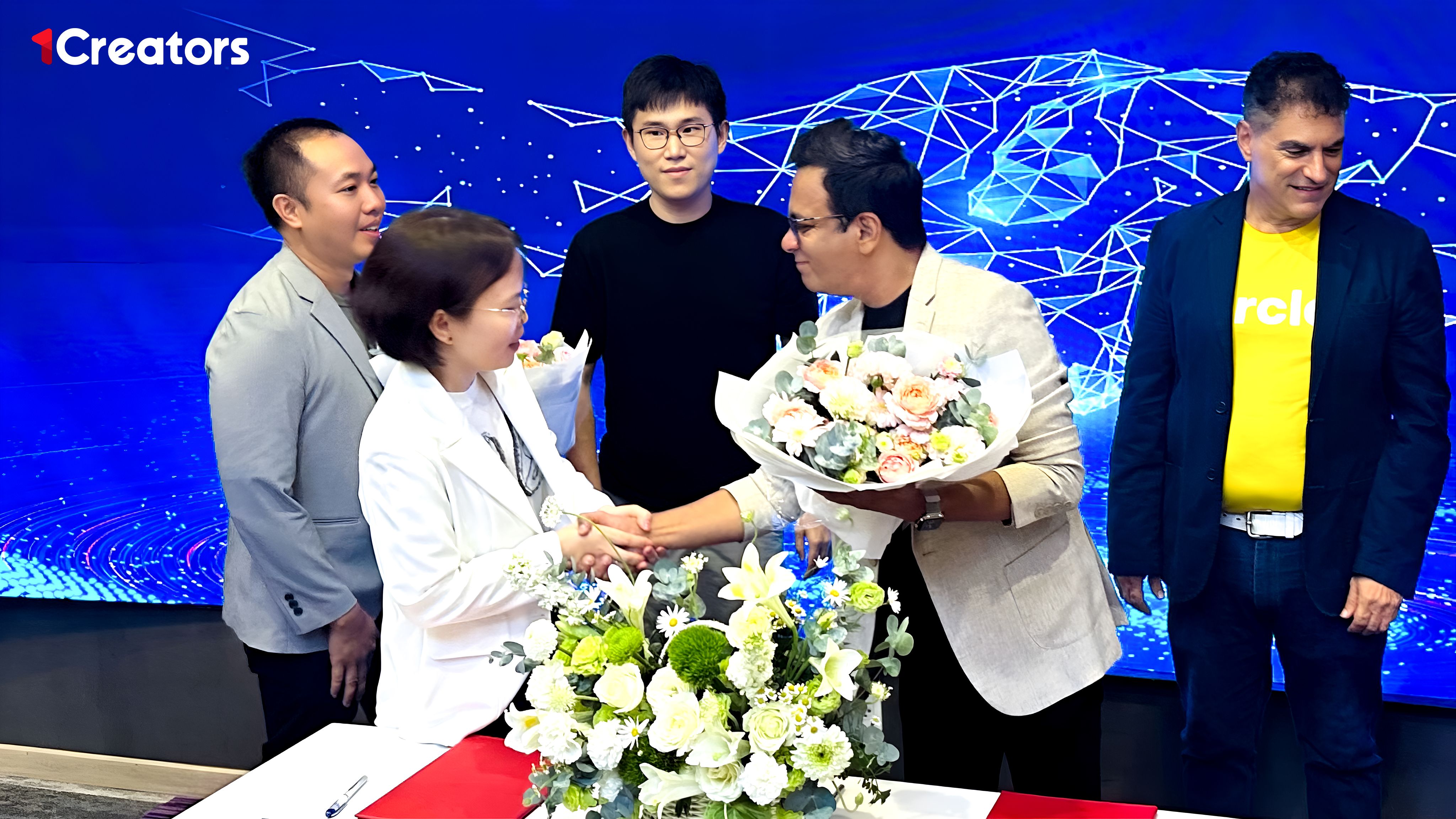 Ảnh Bà Lê Phương Thảo và ông Arnab Ghosh trao hoa và bắt tay-Picsart-AiImageEnhancer.jpg