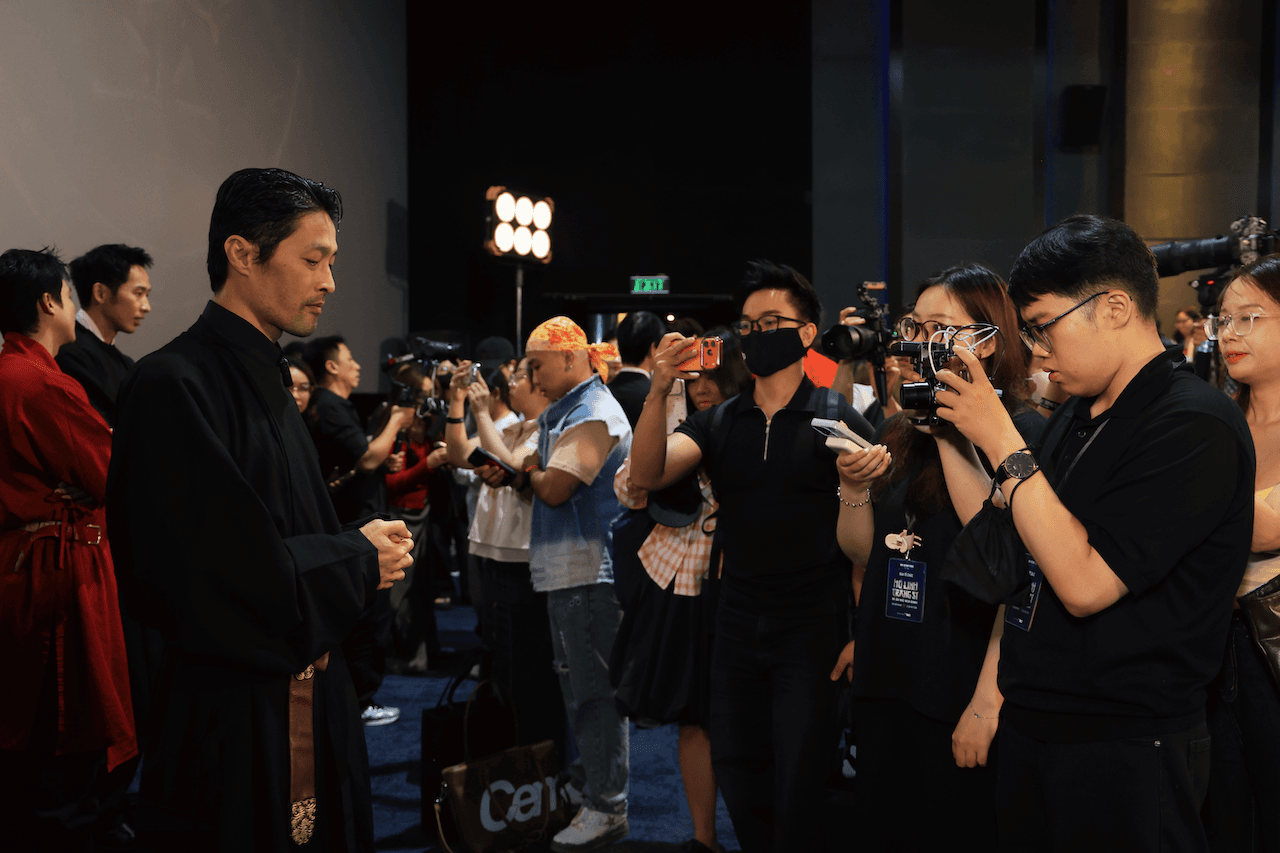 Đạo diễn võ thuật - diễn viên Johnny Trí Nguyễn trả lời phỏng vấn tại sự kiện.png