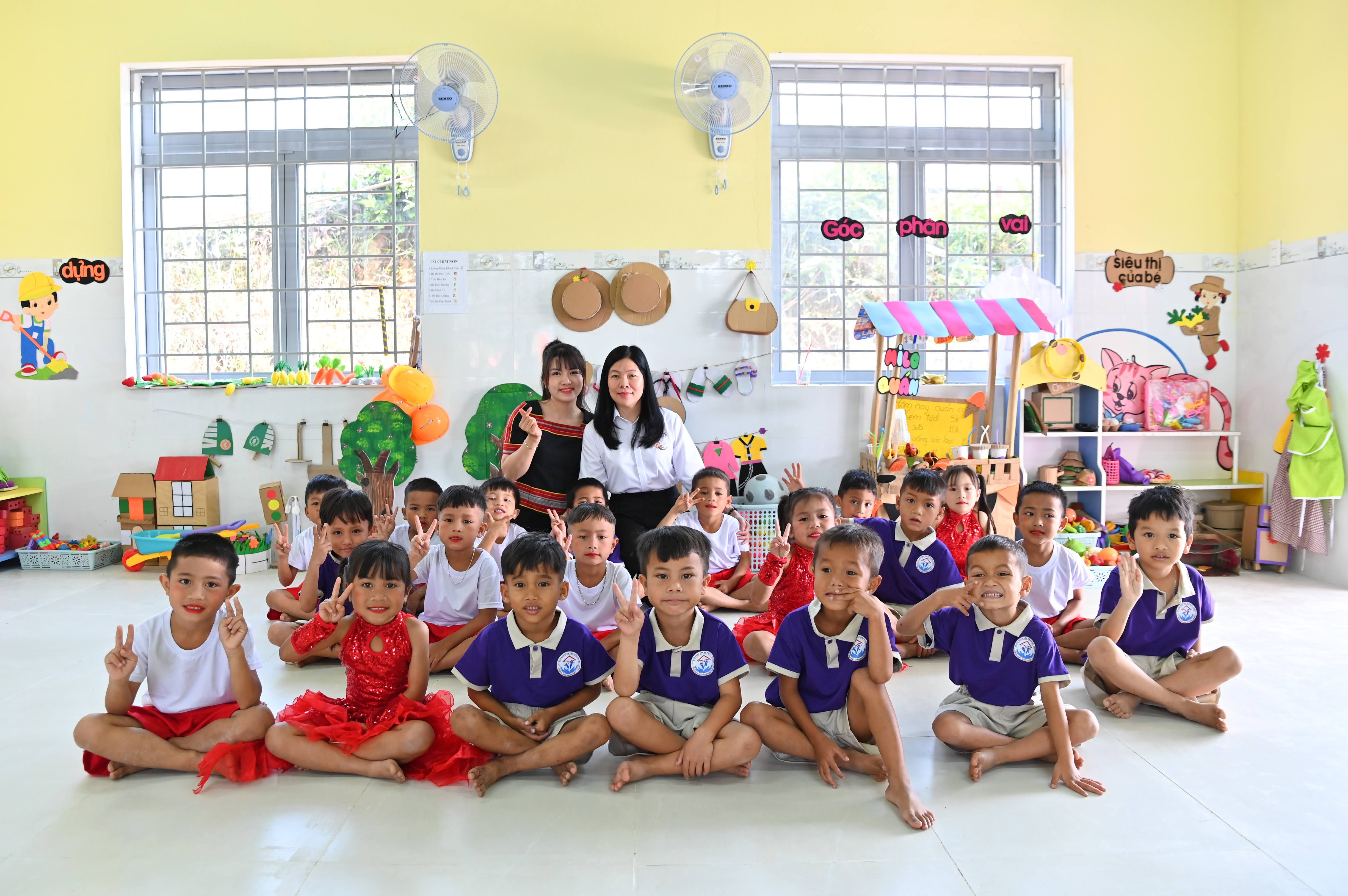 Đội ngũ giáo viên và các em học sinh phấn khởi trong ngày khánh thành ngôi trường mới.jpg