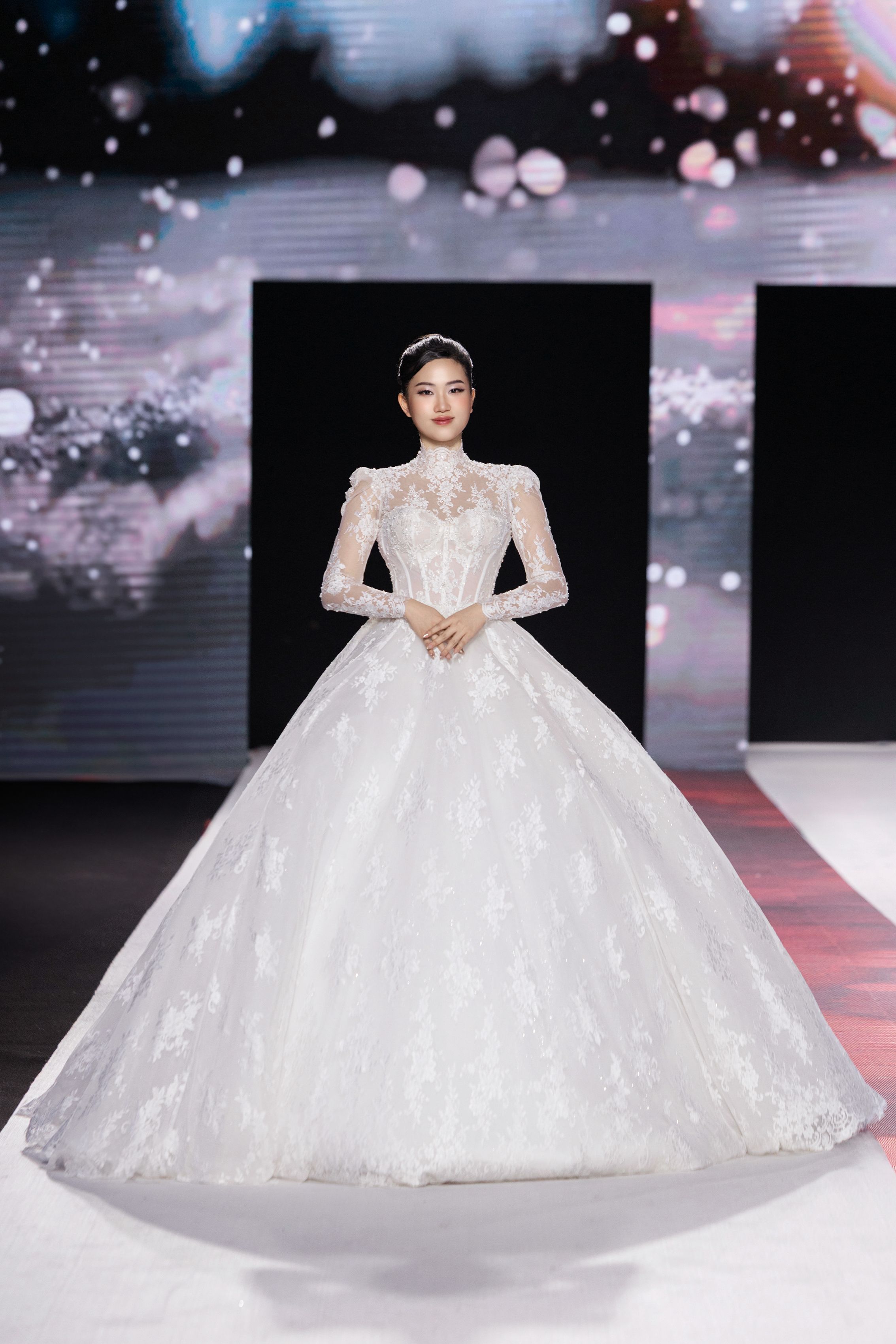 Khuê Anh nổi bật như một nàng thơ trong thiết kế mang đậm dấu ấn sáng tạo của Thế Phương Bridal.jpeg