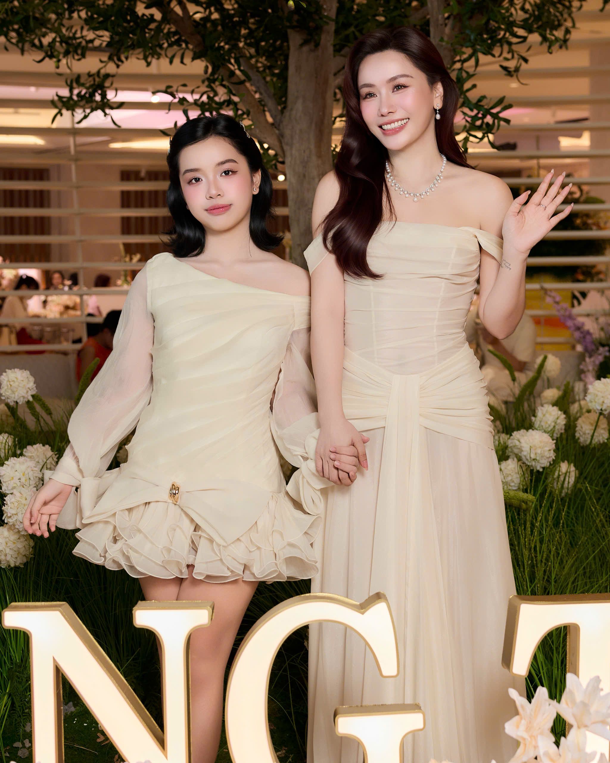 MC Anh Thơ và con gái 3.jpg