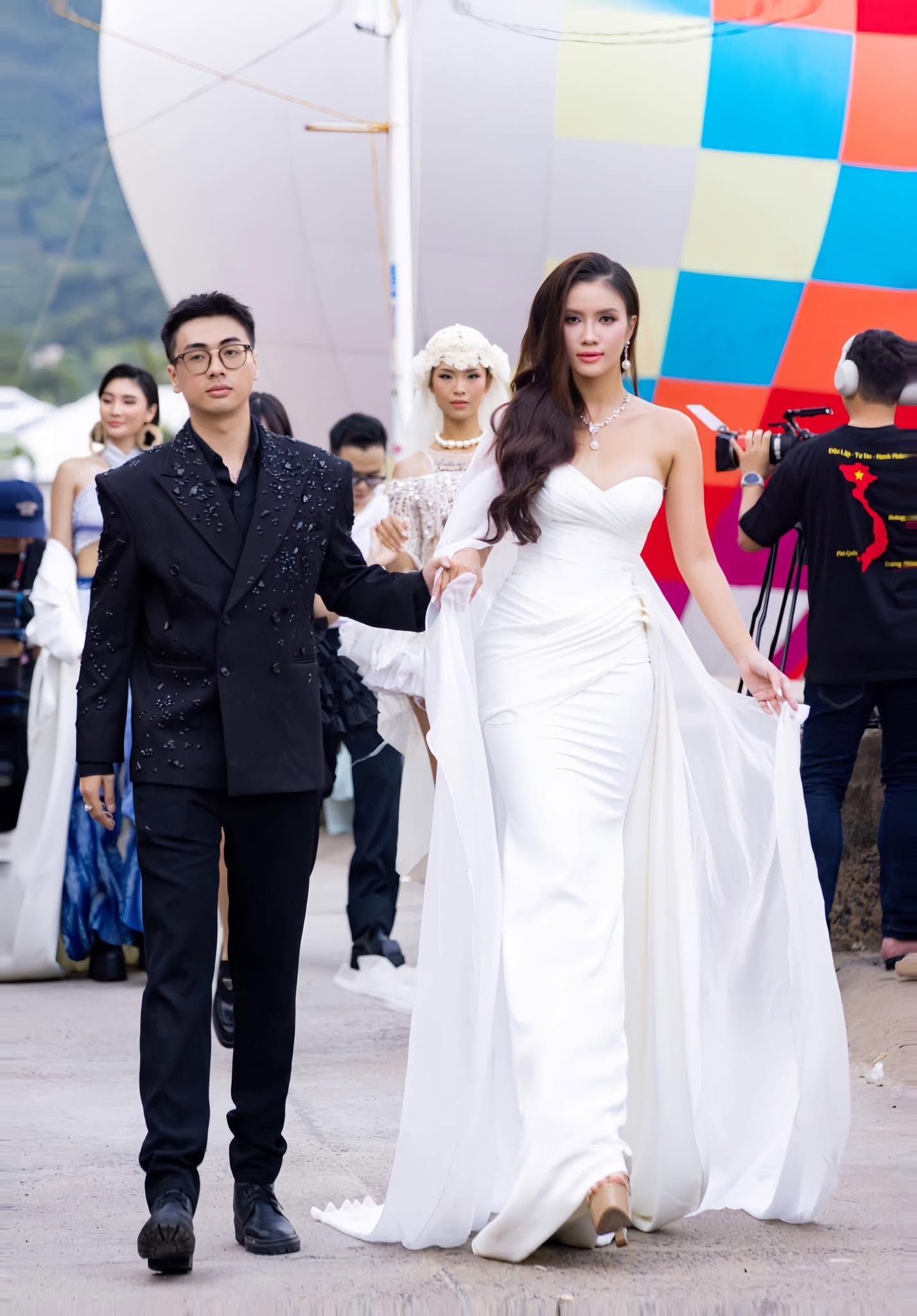 NTK trẻ Phạm Bá Phúc và Á hậu Minh Nhàn. Chàng trai gen Z đã đoạt danh hiệu Á quân Fashion Show Miss Ocean.jpg
