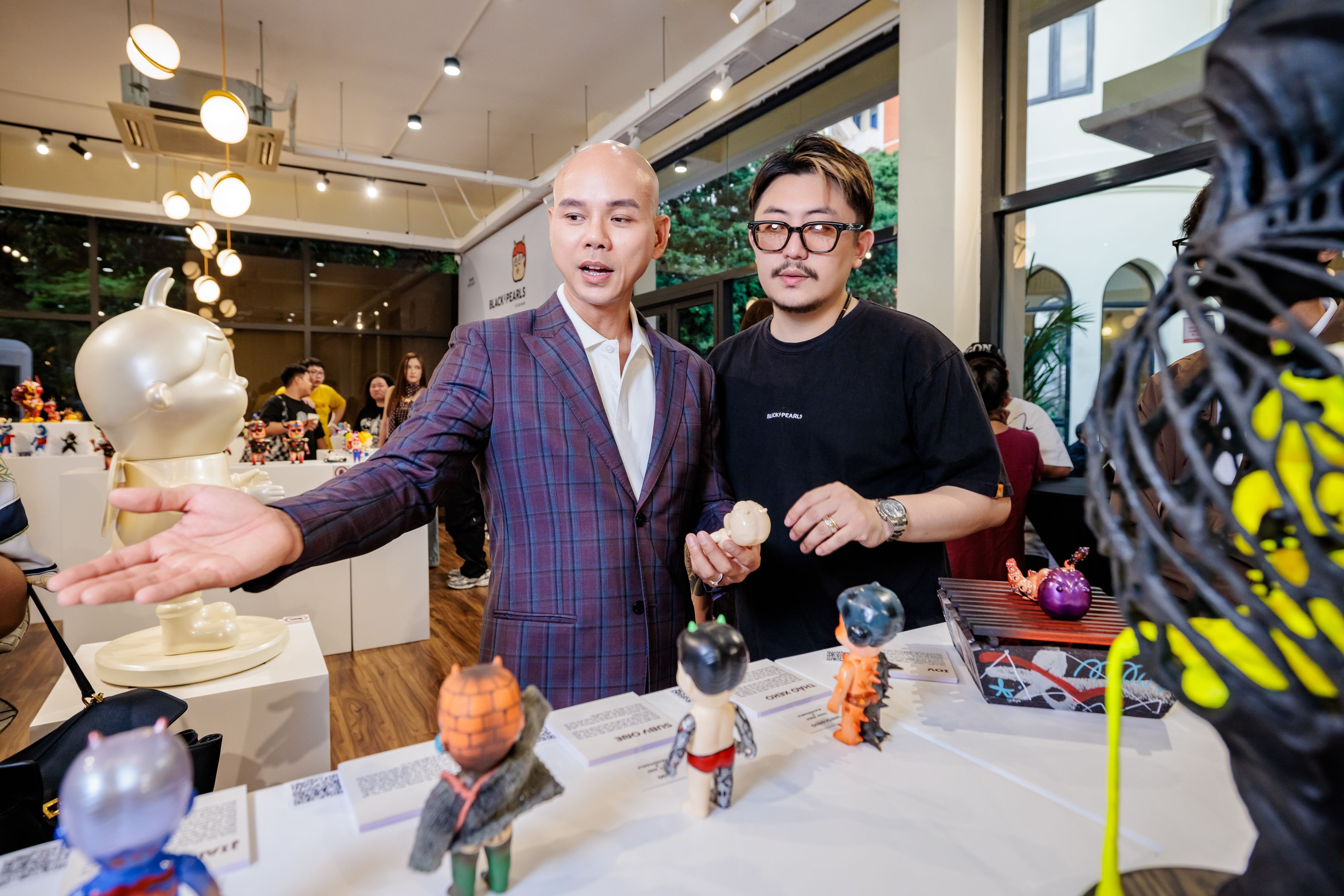 Phan Đình Tùng + Josh Wang.jpg