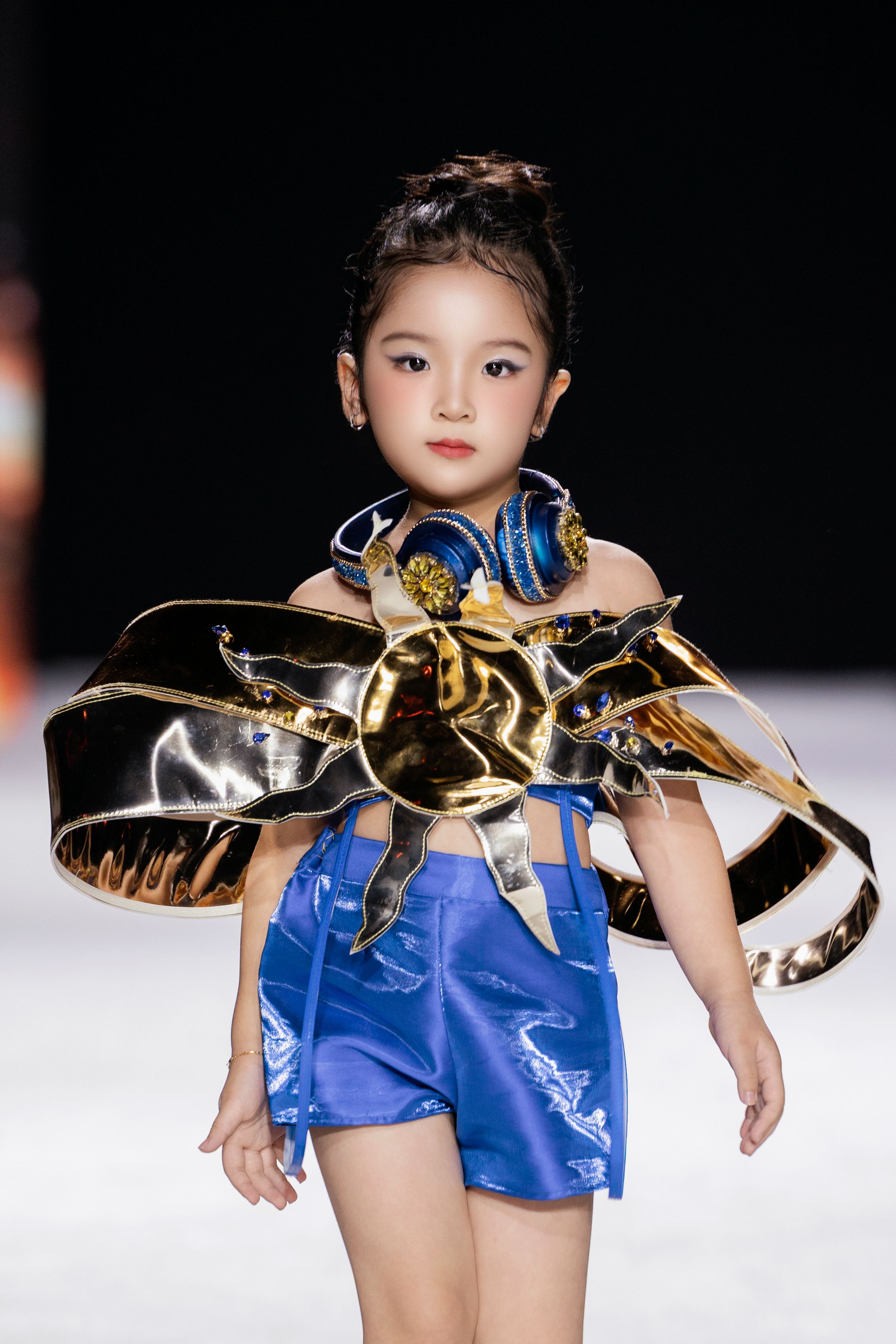 Tường Vy mang đến nguồn cảm hứng thời trang với màn xuất hiện đầy ấn tượng trong thiết kế của Nguyễn Hữu Phước.jpeg