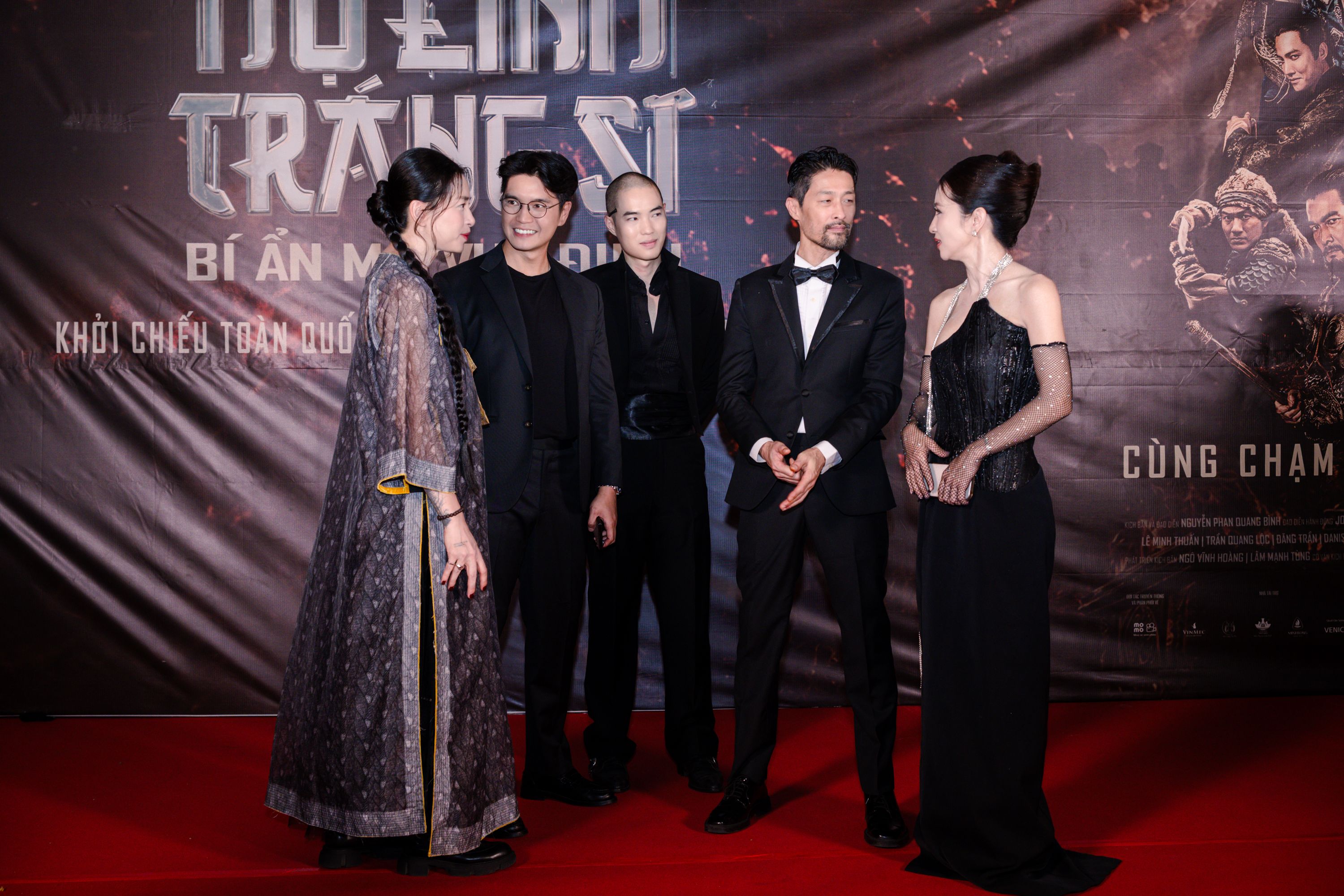 Vợ chồng ca sĩ Ngô Thanh Vân - Huy Trần cùng Diễn viên Johnny Trí Nguyễn tại thảm đỏ.jpg