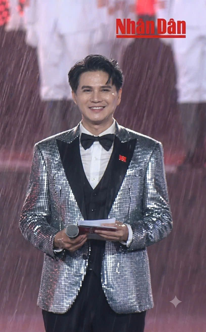 Vũ Mạnh Cường chào trong mưa 5.jpg